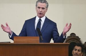 O plano orçamentário de Newsom exige receitas fortes, apesar dos riscos financeiros