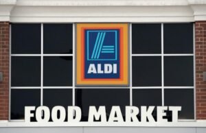 Aldi, o dono da mercearia, aproveita a temporada de alta de preços