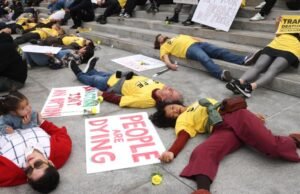 Dezenas de pessoas ‘morreram’ no centro da cidade em protesto contra 290 mortes no trânsito em Los Angeles