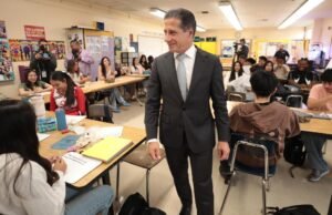 Os alunos do LAUSD não estão atingindo as metas acadêmicas do distrito, mas as melhorias estão sendo elogiadas