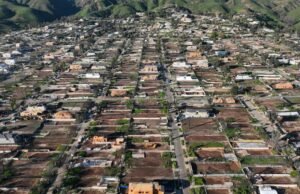 Trump assina ordem executiva para ‘impedir’ licenças para casas danificadas em Los Angeles
