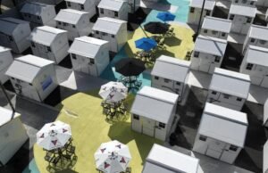VA promete centenas de pequenas casas em seu campus no oeste de Los Angeles; veteranos querem coisas melhores