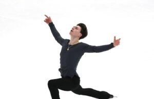 Maxim Naumov presta homenagem aos seus falecidos pais, integrando a equipe olímpica de patinação