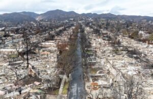Uma foto documentando os anos de reconstrução após o incêndio em Palisades