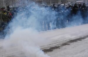 Juiz descarta que o ICE em Minneapolis não consegue segurar, manifestante pacífico em lágrimas