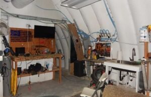 Bunker secreto e armazenamento de armas encontrados na casa de ativistas do MAGA na Califórnia