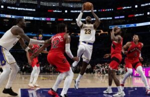 Deandre Ayton tem uma grande noite enquanto o Lakers ultrapassa o Raptors