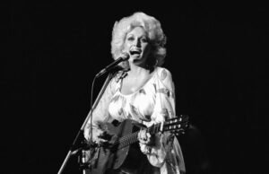 Dolly Parton nos anos 80: nova biografia “Ain’t Nobody’s Fool” revela a vida secreta da lenda