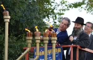 A prisão segue a ameaça de um comentarista do Facebook de abater o evento de Hanukkah