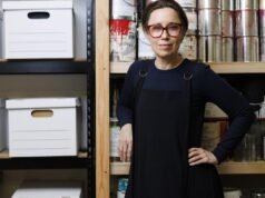 Kathryn Andrews perde duas casas em incêndios em Los Angeles e arrecada US$ 1,74 milhão para artistas