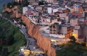 Enorme deslizamento de terra deixa casas sicilianas à beira de um penhasco e deixa 1.500 desabrigados