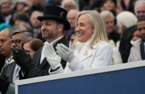 Abigail Spenberger se tornou a primeira mulher governadora da Virgínia