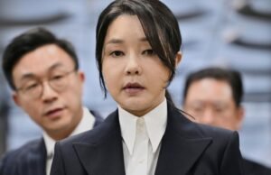 Ex-mulher do presidente sul-coreano condenada a 20 meses de prisão por corrupção