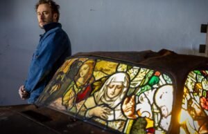 Artista Ben Tuna revive Porsches em chamas em Los Angeles com vitrais