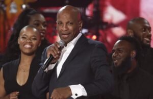 Cantor evangélico Donnie McClurkin processado por abuso sexual de assistente