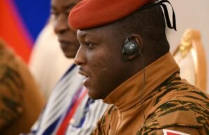 O governo do Burkina Faso está a dissolver todos os partidos políticos, dizendo que estão a criar divisões