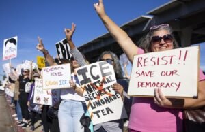 Milhares de pessoas se reúnem em todo o estado para protestos anti-ICE, incluindo centenas em Huntington Beach