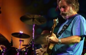 Bob Weir, membro fundador do Grateful Dead, morreu aos 78 anos