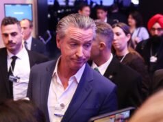 Newsom, no cenário mundial, acusa Trump de tentar suprimir a dissidência