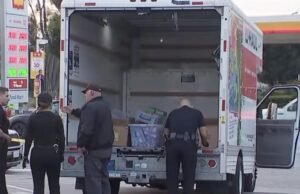 Suspeitos de U-Haul lideram a polícia em perseguição pelas ruas da cidade de Los Angeles