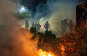 As tensões aumentaram em Minnesota enquanto manifestantes e agentes federais recuavam repetidamente