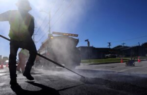 LA é inundada por buracos após chuvas recordes, tornando o trajeto cada vez mais traiçoeiro