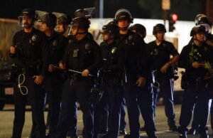 Juiz federal proíbe LAPD de usar armas ‘não letais’ em protestos