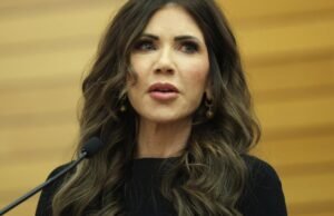 Colaborador: Kristi Noem deveria ser destituída do cargo antes que ela possa causar mais danos
