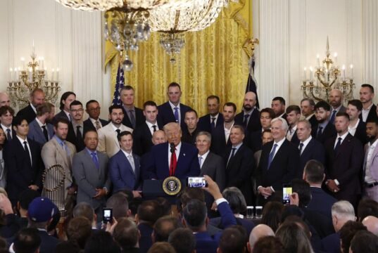 O maior debate dos Dodgers não é quem contratar. Ou não visitar a Casa Branca de Trump