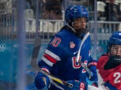 A jogadora de hóquei Laila Edwards agradece a Travis Kelce por financiar sua viagem em família