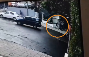 O vídeo revela o momento exato do ataque do assassino ao empresário Gustavo Andrés Aponte e seus associados no norte de Bogotá
