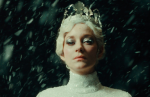 O grande filme de 2025 que não passou no cinema e subiu aos palcos: uma lenda sombria com Marion Cotillard
