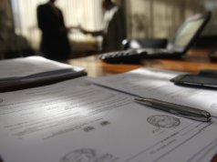 A Corte negou a extradição de um colombiano acusado de fraude de milhões de dólares porque o mandado de prisão continha três valores diferentes.