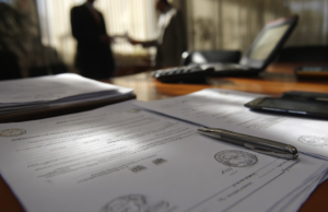 A Corte negou a extradição de um colombiano acusado de fraude de milhões de dólares porque o mandado de prisão continha três valores diferentes.