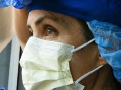 As médicas representam quase metade do setor da saúde, mas relatam esgotamento e violência