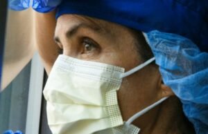 As médicas representam quase metade do setor da saúde, mas relatam esgotamento e violência
