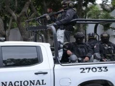 Eles protegem a casa da FEMDO após a chegada do corpo, que é do Mencho