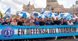 CGT realiza reunião para discutir greve geral de 24 horas contra reforma trabalhista