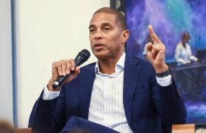 O jornalista Don Lemon, preso por cobrir protestos anti-ICE em Minnesota, divulgou: “Eles não vão me silenciar”