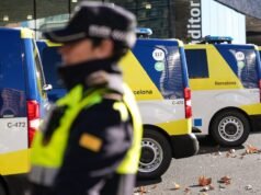 Mais de mil multas numa semana: entra em vigor em Barcelona uma nova lei civil contra garrafas de bebidas e proprietários que não limpem os cascos dos seus animais de estimação.