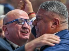 Comemoração de Chiqui Tapia com o presidente do Lanús Nicolás Russo no Maracaná após a inauguração da taça dos vencedores contra o Flamengo.