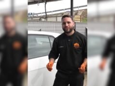 Juan José Ebenezer, mecânico: “Só existe uma maneira na Espanha de colar fita nos vidros do carro e é legal”