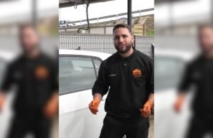 Juan José Ebenezer, mecânico: “Só existe uma maneira na Espanha de colar fita nos vidros do carro e é legal”