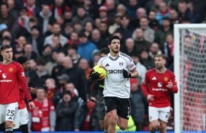 Raúl Jiménez chega aos 100 jogos pelo Fulham e comemora com gol contra o Manchester United