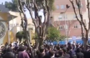 Novos protestos universitários abalam o Irã em meio à repressão e ao impasse nos EUA