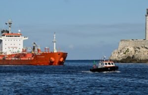 EUA autorizam remessas limitadas de petróleo venezuelano para Cuba para aliviar o colapso econômico da ilha