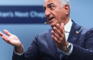 O herdeiro do Xá do Irão ofereceu-se para liderar a transição para a democracia se o regime do Aiatolá cair.