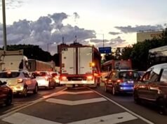 Um caminhão colidiu com um guarda-corpo nas ligações Panamericana e General Paz, causando caos no bairro.