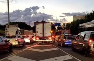 Um caminhão colidiu com um guarda-corpo nas ligações Panamericana e General Paz, causando caos no bairro.