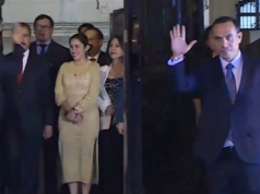 Foi assim que José Jerí saiu do Palácio do Governo: junto com o ministro cumprimentou o público e foi embora.